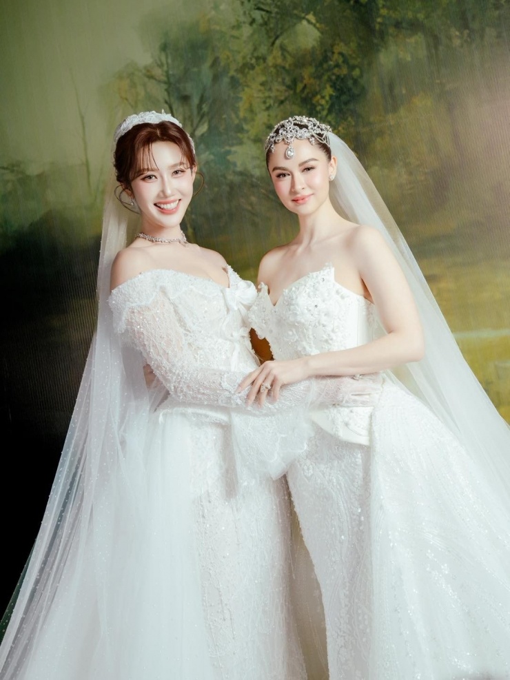 Khoảnh khắc Thuý Ngân cùng Marian Rivera diện váy cưới lộng lẫy tại một sự kiện gần đây nhanh chóng trở thành tâm điểm mạng xã hội. Cả hai người đẹp đều toát lên vẻ kiêu sa, cuốn hút khiến khán giả khó rời mắt.