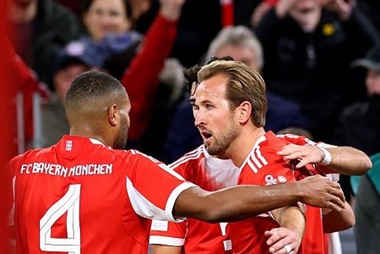 Kane và đồng đội ăn mừng bàn mở điểm trước Dortmund