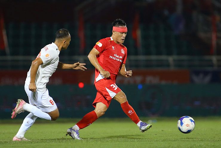 Tiến Linh và các đồng đội Công an TP.HCM chơi ép sân nhưng chỉ tạo cơ hội từ các quả đá phạt