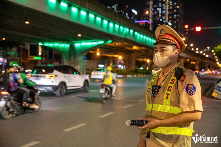 Nữ tài xế ở Hà Nội bị phạt nồng độ cồn sau buổi tiệc 20/10 - 1