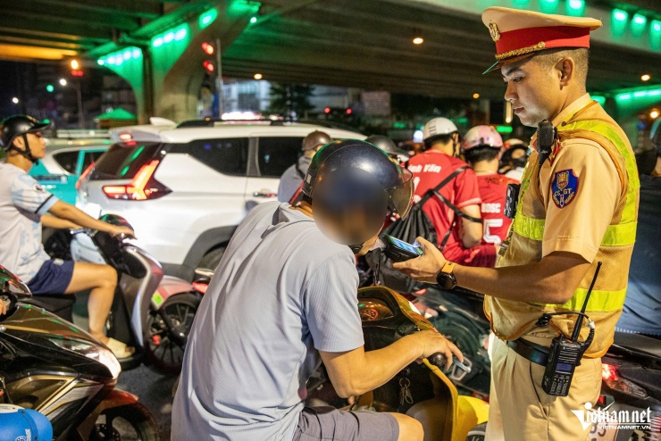 Nữ tài xế ở Hà Nội bị phạt nồng độ cồn sau buổi tiệc 20/10 - 2