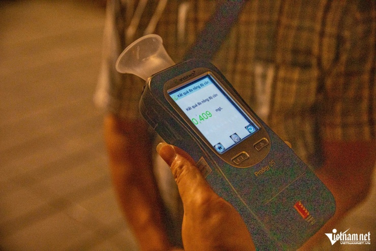 Nữ tài xế ở Hà Nội bị phạt nồng độ cồn sau buổi tiệc 20/10 - 4