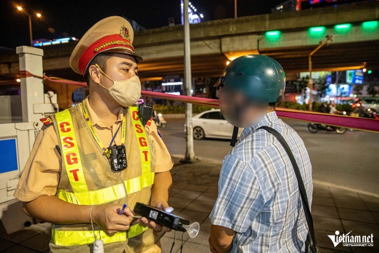 Nữ tài xế ở Hà Nội bị phạt nồng độ cồn sau buổi tiệc 20/10 - 3