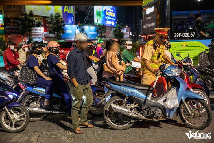 Nữ tài xế ở Hà Nội bị phạt nồng độ cồn sau buổi tiệc 20/10 - 5