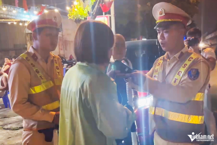 Nữ tài xế ở Hà Nội bị phạt nồng độ cồn sau buổi tiệc 20/10 - 7