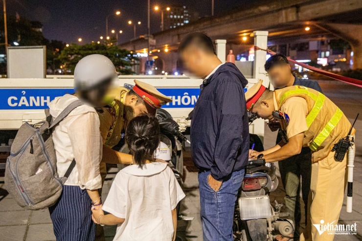 Nữ tài xế ở Hà Nội bị phạt nồng độ cồn sau buổi tiệc 20/10 - 6