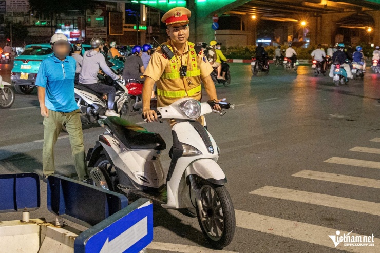 Nữ tài xế ở Hà Nội bị phạt nồng độ cồn sau buổi tiệc 20/10 - 8