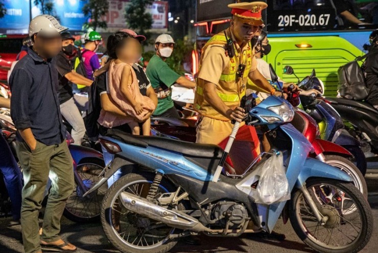 Nữ tài xế ở Hà Nội bị phạt nồng độ cồn sau buổi tiệc 20/10