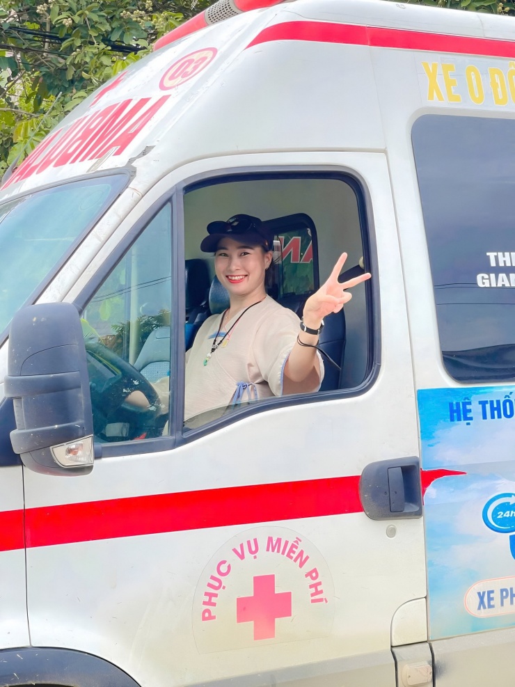 “Chị tài” Nguyễn Thị Nga trên chuyến xe cứu thương 0 đồng. Ảnh: T.H