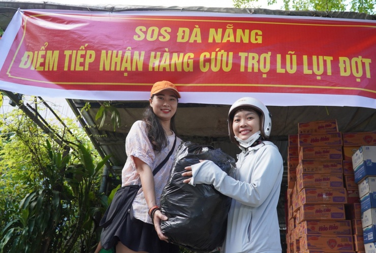 Chị Nga đam mê công việc thiện nguyện, sẵn sàng đi đến những vùng xa xôi hẻo lánh, gánh chịu thiên tai. Ảnh: T.H