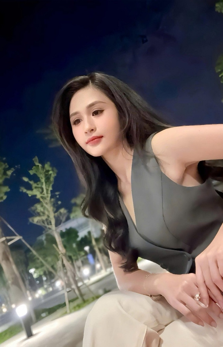 Tin sao Việt 19/10: BTV Minh Trang đời thường được khen&nbsp;trẻ trung nhờ gu thời trang hiện đại, phóng khoáng, đối lập với phong thái nghiêm túc khi lên sóng.