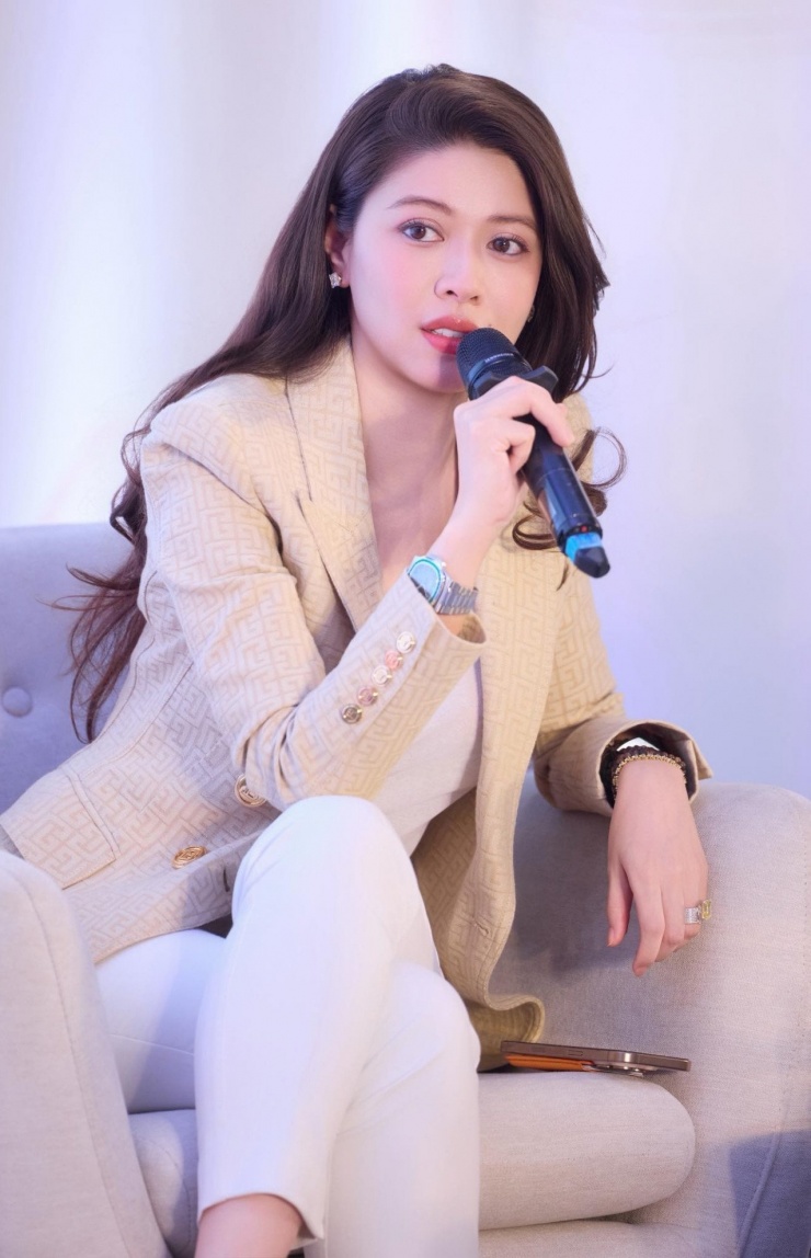 BTV Ngọc Trinh chia sẻ giây phút tập trung trong công việc, kèm dòng trạng thái: "Happiness is feeling the beauty in the ordinary" (tạm dịch: Hạnh phúc là cảm nhận được vẻ đẹp trong những điều bình dị).&nbsp;