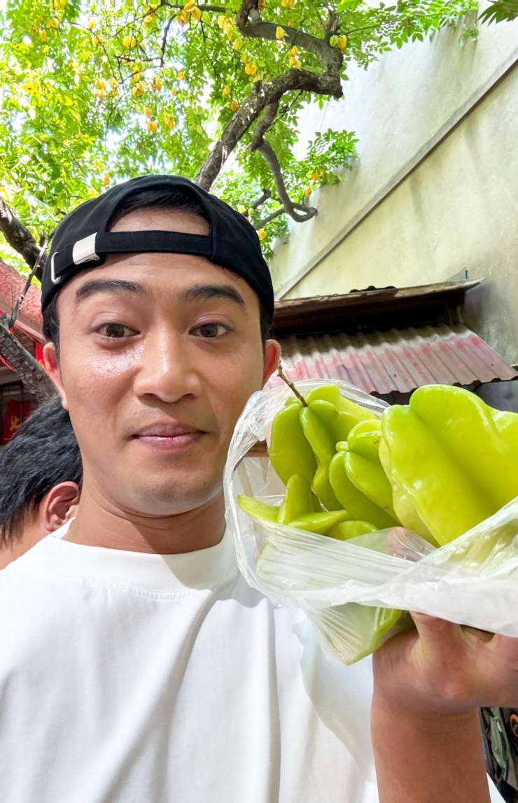 Diễn viên Doãn Quốc Đam khoe được tặng khế trên phim trường. Những ngày qua, vai Đăng của anh trong "Gió ngang khoảng trời xanh" khiến nhiều khán giả bàn tán, tranh cãi.