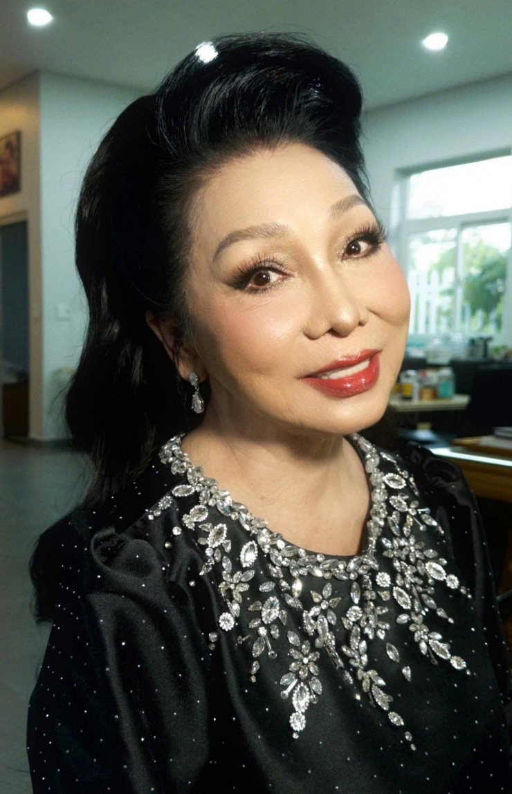 NSND Bạch Tuyết trang điểm kỹ lưỡng chuẩn bị cho sự kiện nghệ thuật cùng các bạn trẻ.&nbsp;