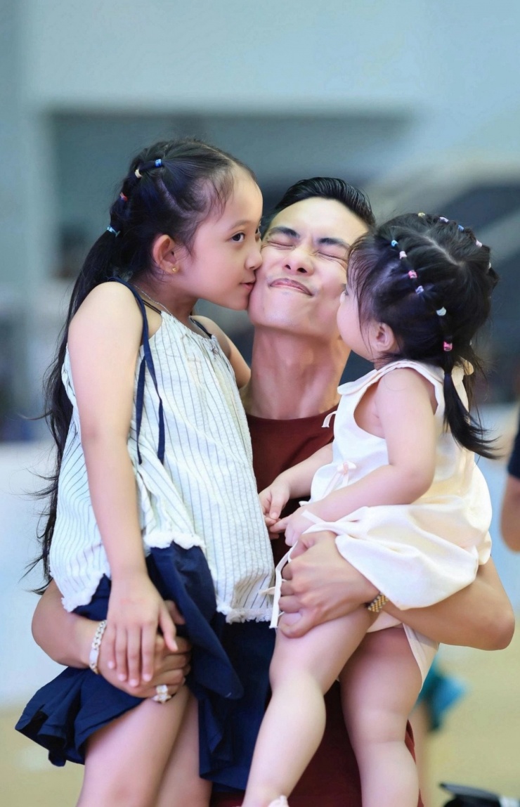 Vũ công Phan Hiển hạnh phúc khi được 2 con gái nhỏ thơm má.&nbsp;