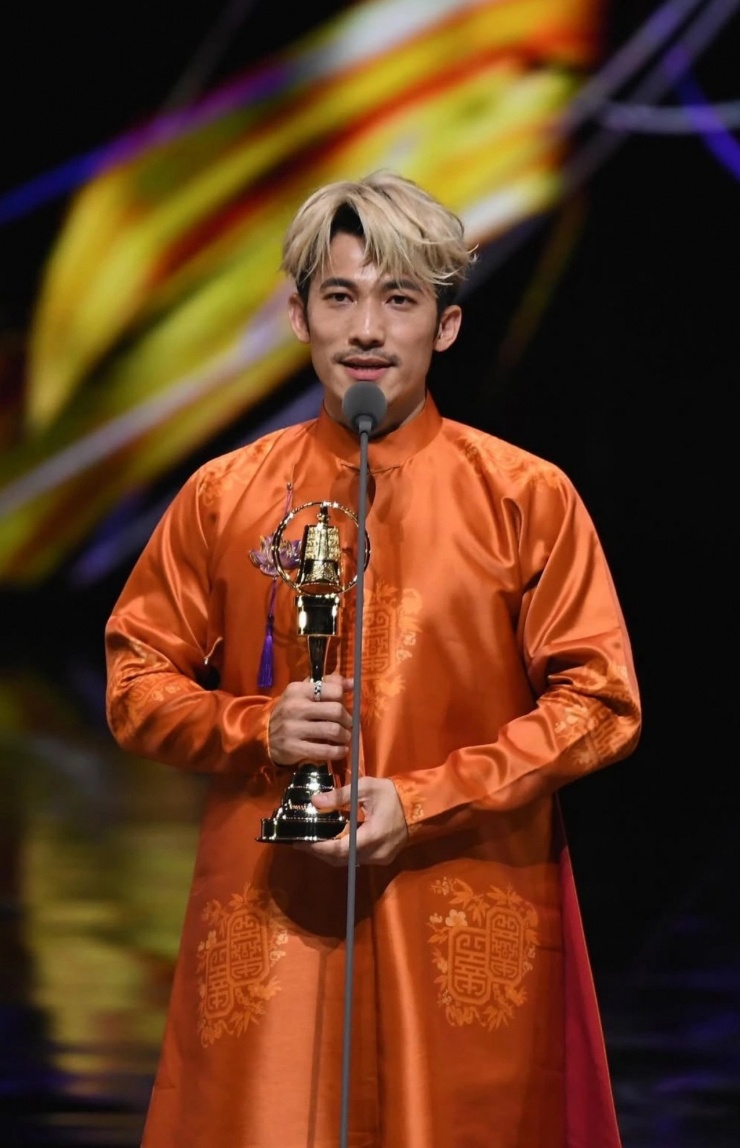 Diễn viên Liên Bỉnh Phát giành chiến thắng hạng mục "Nam diễn viên chính xuất sắc" mảng phim truyền hình tại Giải Kim Chung (Đài Loan, Trung Quốc).&nbsp;