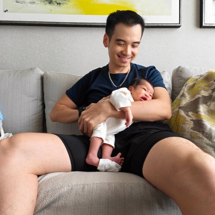 Nhiếp ảnh gia Tuấn Khôi - ông xã H'Hen Niê đăng khoảnh khắc vụng về bế con gái, thu hút hàng nghìn lượt "thích".&nbsp;