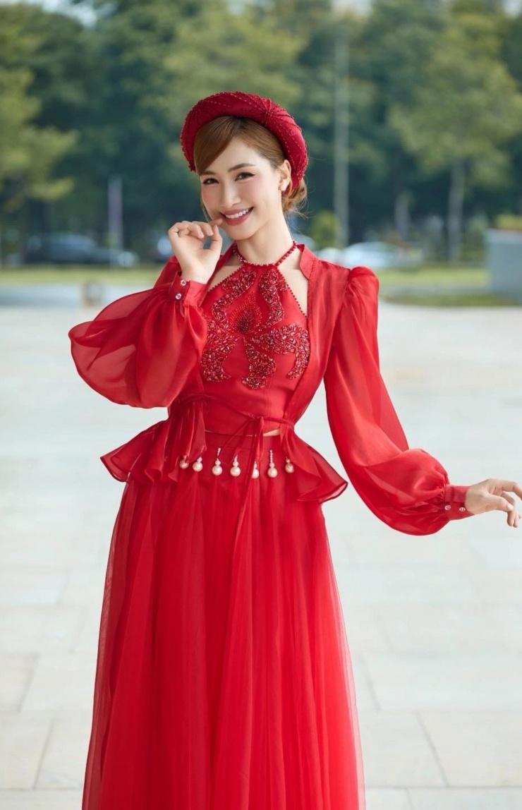 Ca sĩ Hòa Minzy tranh thủ chạy show dịp cuối tuần.&nbsp;