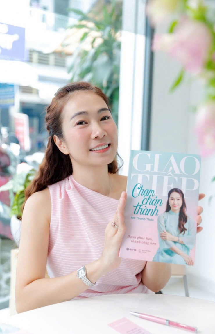 MC Thanh Thảo khoe vừa hoàn thiện quyển sách đầu tay.&nbsp;