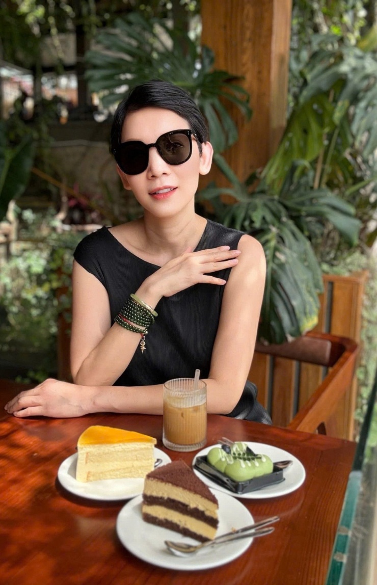 Siêu mẫu Xuân Lan tận hưởng buổi sáng Chủ nhật bình yên nơi quán quen.&nbsp;