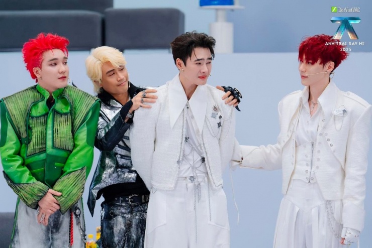 Các Anh Trai nghẹn ngào chia sẻ cảm xúc khi nằm trong nhóm nguy hiểm.