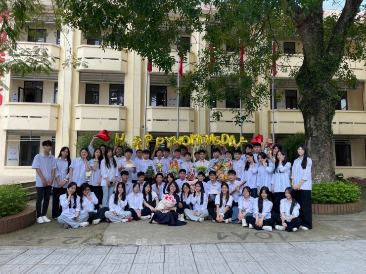 Tập thể lớp 12A4, Trường THPT Minh Khai (Hà Nội) 