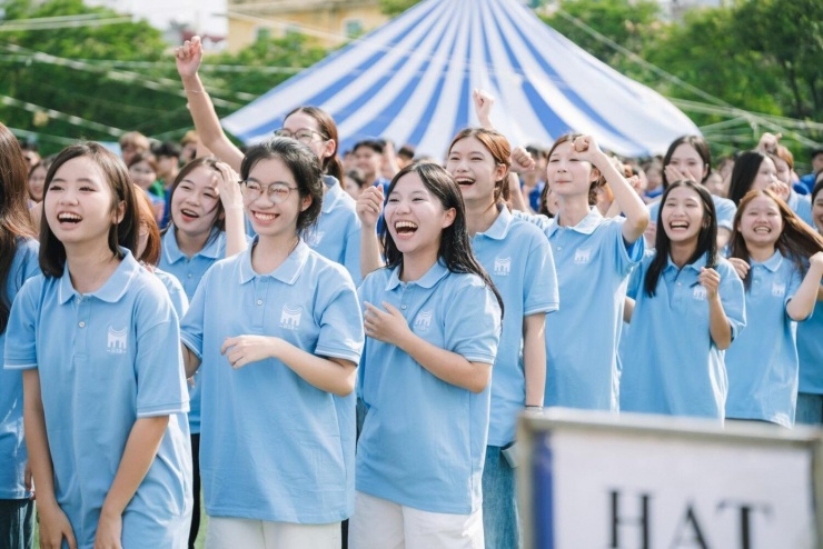 Sinh viên trong lễ chào đón tân sinh viên năm 2025. Ảnh: HSB