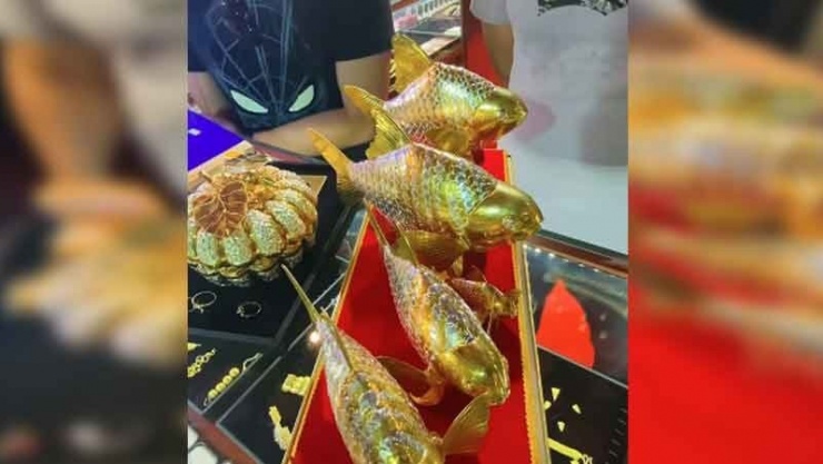 Bộ vật phẩm trang trí hình cá được khách hàng mang đi bán hy vọng sẽ được giá cao. Ảnh: Khaosod