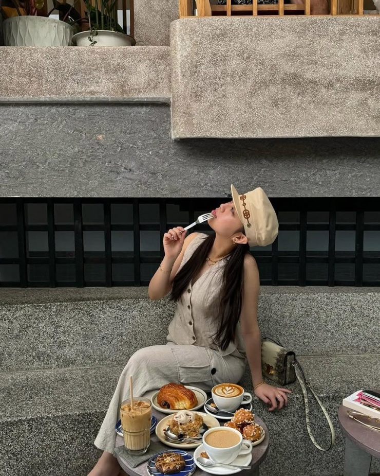 Nàng rich kid hoàn thiện set đồ monochrome bằng túi Celine Teen Triomphe da thằn lằn 8.900 USD (hơn 234 triệu đồng).