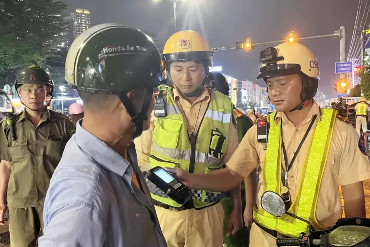 Một người đàn ông gần 50 tuổi bị phát hiện có nồng độ cồn 0,172 mg/l khí thở. Người này năn nỉ xin lực lượng CSGT bỏ qua vì phạt thì không có xe đi làm, nhưng lực lượng CSGT kiên quyết xử lý nghiêm.
