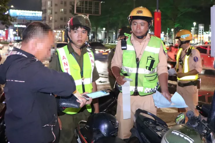 Một người đàn ông khác bị CSGT kiểm tra có nồng độ cồn với kết quả 0,219 mg/l khí thở. Người này cũng trình bày lý do tương tự.