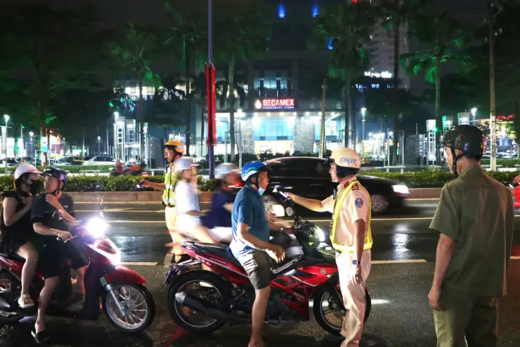 Theo ghi nhận, lực lượng CSGT đo nồng độ cồn đối với những trường hợp bị nghi ngờ có uống rượu bia nhưng vẫn điều khiển phương tiện.