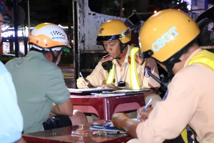 Sau bữa cơm tối kèm 2 lon bia, một công nhân bị phạt khi đo nồng độ cồn - 10