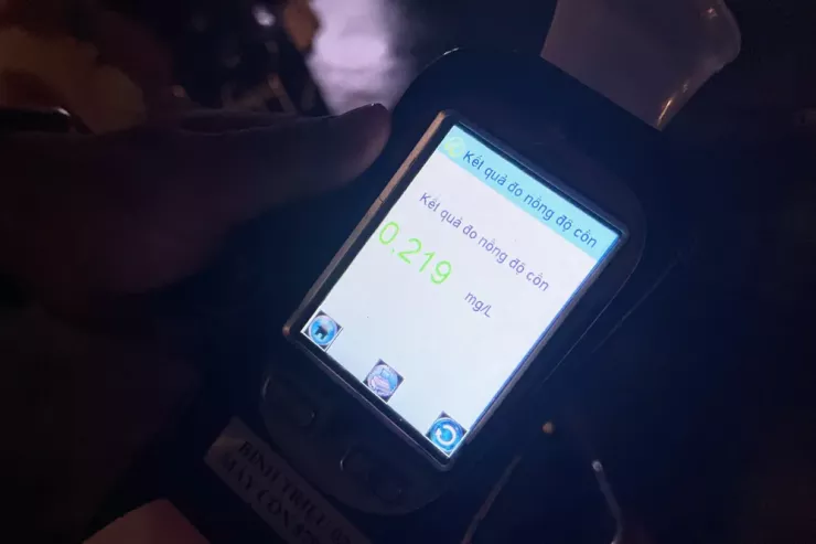 Người đàn ông cho biết, kết thúc làm việc, đồng nghiệp rủ vào nhà ăn cơm. Tại đây ông chỉ uống 2 lon bia cho vui chứ không có nhậu.