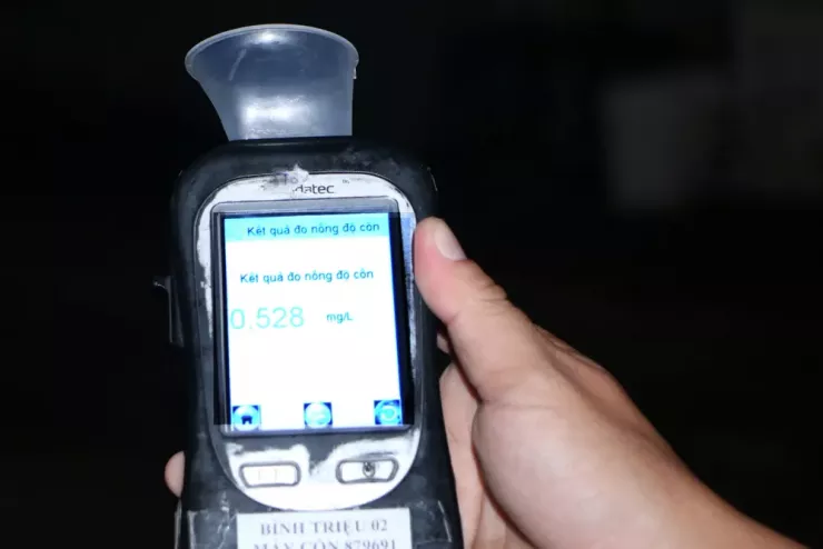 Một số trường hợp khác bị phát hiện có nồng độ cồn rất cao, có một người đàn ông vừa đi ra từ quán nhậu thì ngay lập tức bị lực lượng CSGT phát hiện đo nồng độ cồn.
