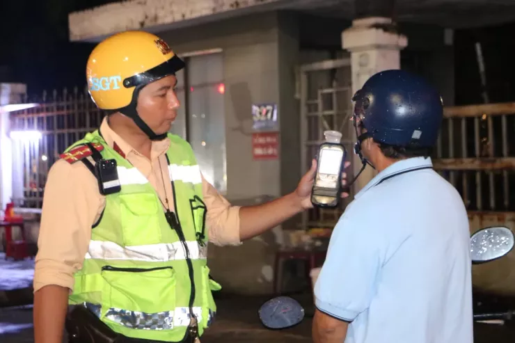 Tổ tuần tra thuộc đội Cảnh sát giao thông (CSGT) Bình Triệu, phòng CSGT Công an TP.HCM tuần tra, kiểm soát và đo nồng độ cồn trên Đại lộ Bình Dương.