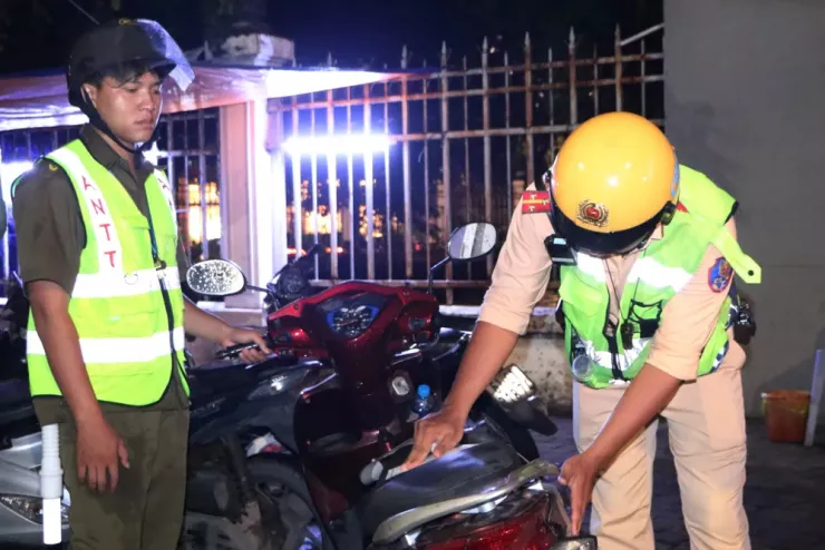 Sau bữa cơm tối kèm 2 lon bia, một công nhân bị phạt khi đo nồng độ cồn - 13