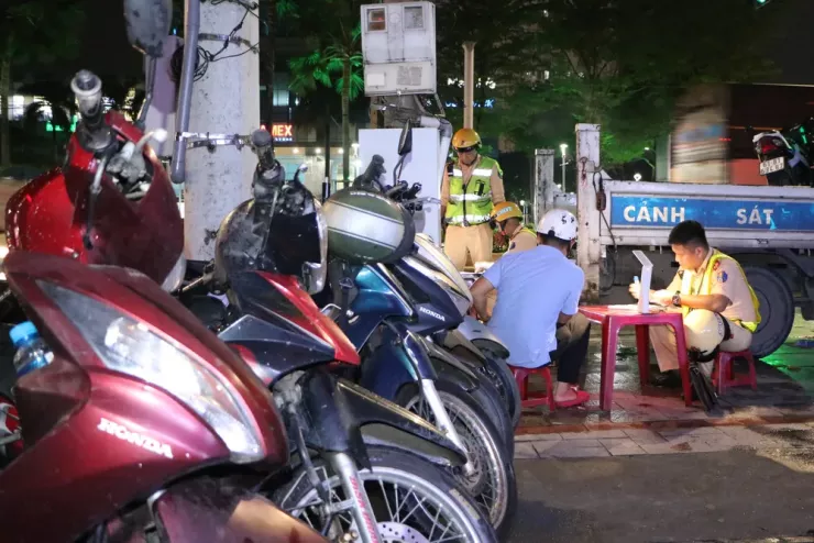 Sau bữa cơm tối kèm 2 lon bia, một công nhân bị phạt khi đo nồng độ cồn - 14