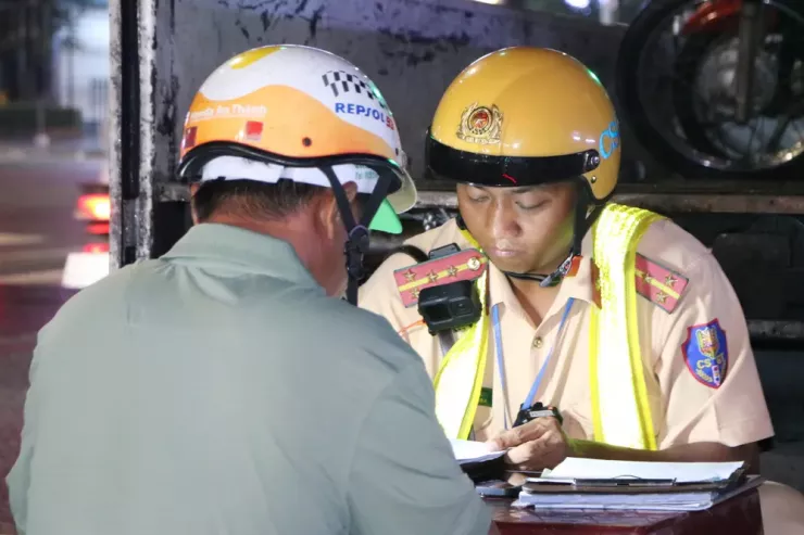 Sau bữa cơm tối kèm 2 lon bia, một công nhân bị phạt khi đo nồng độ cồn - 17