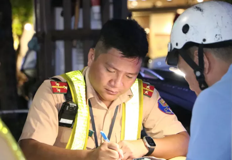 Bên cạnh đó, lực lượng CSGT còn tăng cường tuần tra, kiểm soát và xử lý nghiêm các hành vi vi phạm khác như: chạy quá tốc độ, vi phạm làn đường, dừng đỗ trái phép… Đồng thời, đề cao kỷ luật, xây dựng hình ảnh người CSGT chính quy, thân thiện. Ngoài ra, CSGT sẽ triển khai đồng bộ, linh hoạt các biện pháp tuần tra khép kín, kiểm soát tại điểm, kết hợp hóa trang, công khai, tăng cường kiểm tra trong các khung giờ cao điểm. Đặc biệt là buổi tối, cuối tuần, dịp lễ, những giai đoạn tiềm ẩn nhiều nguy cơ vi phạm.