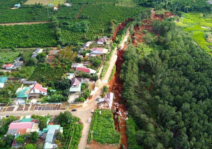 Vực &#39;tử thần&#39; uy hiếp, như nuốt chửng cả một xã - 2