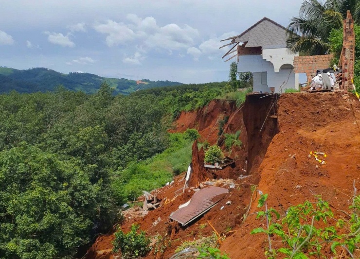 Một hộ dân phải bỏ nhà đi nơi khác.