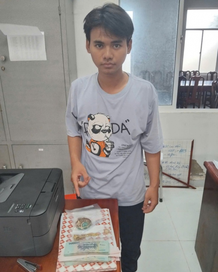 Trần Nhật Duy và tiền, vàng lấy trộm của bà nội. Ảnh: Công an xã Tân Phú Đông.