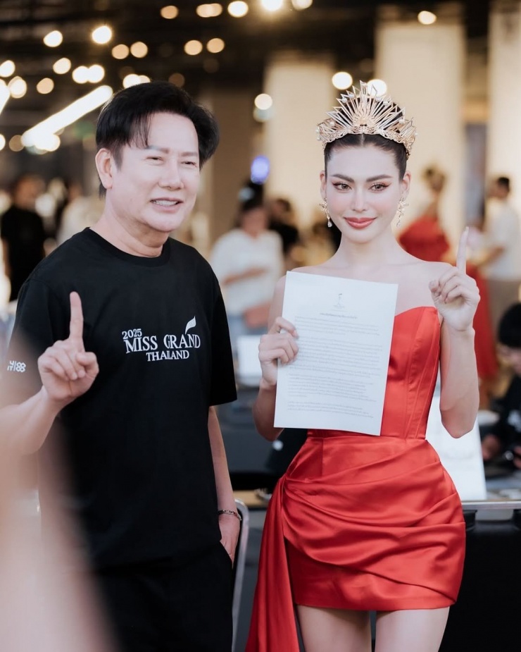 Ông Nawat và đại diện chủ nhà Thái Lan - Sarunrat Puagpipat.