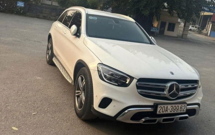 Chiếc xe ô tô của gia đình chị Ngân trước khi bị lũ cuốn trôi