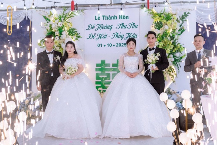 Vợ chồng Đỗ Hoàng (bên trái) và vợ chồng Đỗ Hải trên sân khấu cưới&nbsp;