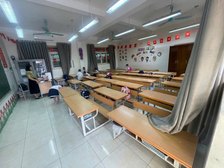 Có lớp học sáng nay chỉ lèo tèo một số học sinh đến trường. (ảnh: Phụ huynh cung cấp)