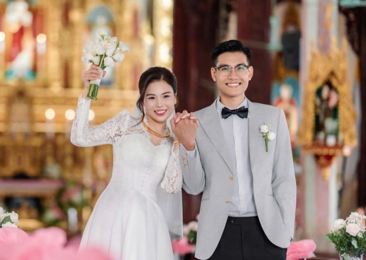 Sau gần 3 năm tìm hiểu, anh Hiếu và chị Thêu quyết định "về chung một nhà". Ảnh: NVCC