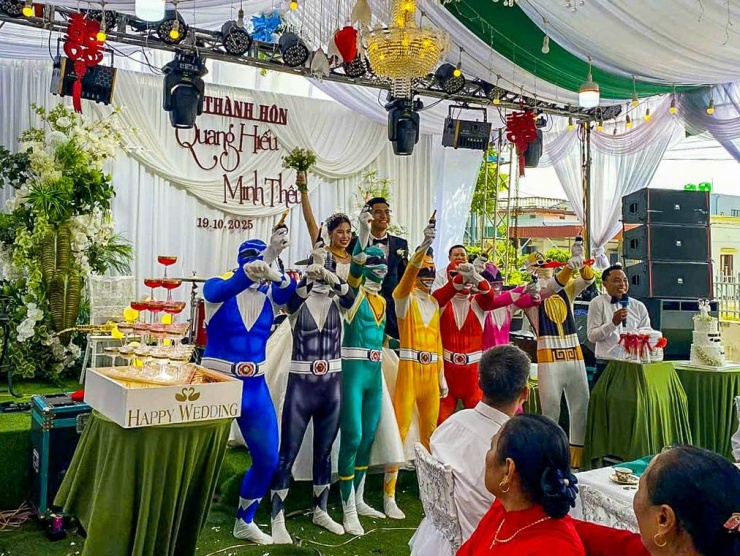 7 "siêu nhân" xuất hiện khiến đám cưới thêm phần sôi nổi. Ảnh NVCC