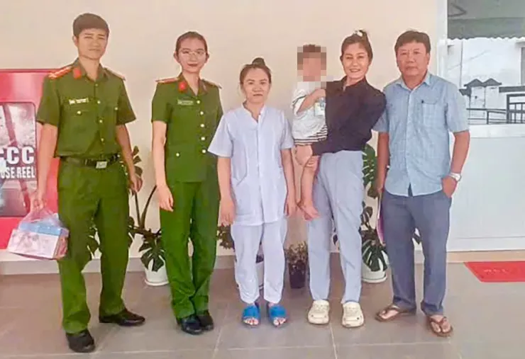 UBND phường Nha Trang và Công an phường bàn giao bé S cho Trung tâm bảo trợ xã hội và Công tác xã hội Khánh Hòa. Ảnh: XH